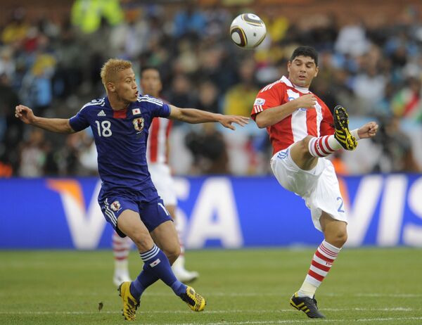 Игровой момент матча Парагвай - Япония