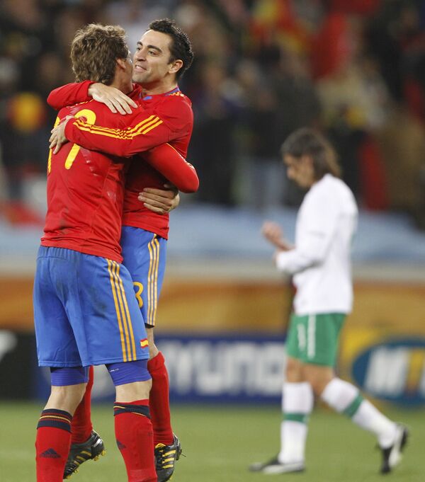Игровой момент матча Испания-Португалия на Чемпионате Мира по футболу 2010