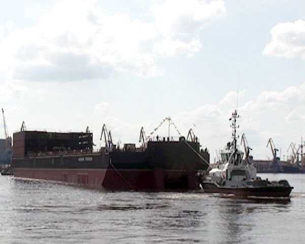 Головной энергоблок плавучей АЭС Академик Ломоносов спущен на воду