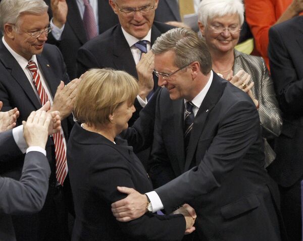 Ангела Меркель поздравляет Кристиана Вульфа с победой на выборах