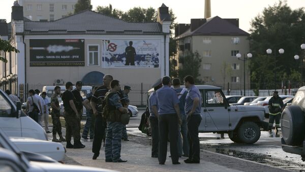Сотрудники правоохранительных органов на месте взрыва в Чечне. Архив