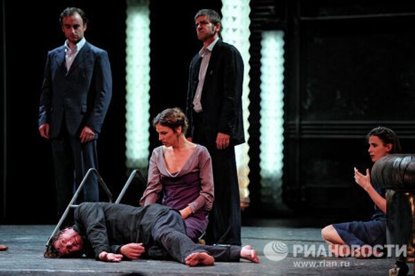 Спектакль Национального драматического центра Мадрида Платонов