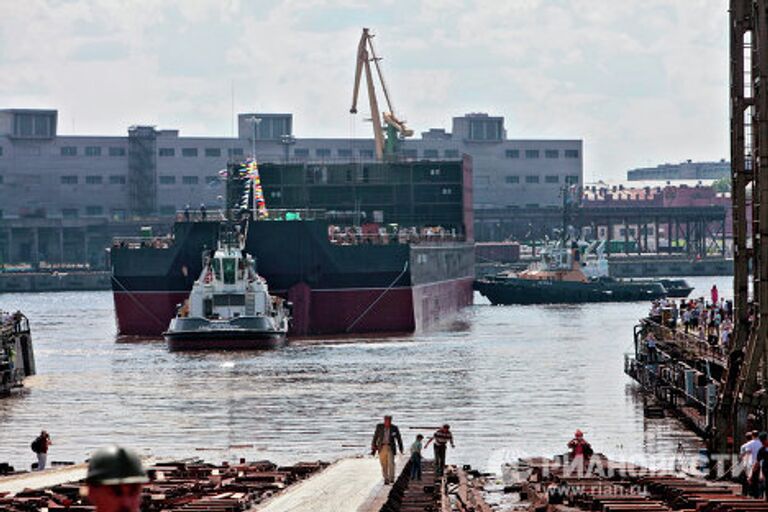 Спуск на воду энергоблока ПАТЭС Академик Ломоносов прошел на верфи ОАО Балтийский завод