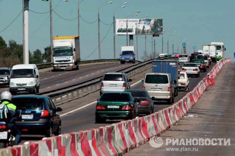 Затруднено движение на Ленинградском шоссе в связи с ремонтными работами на путепроводе Октябрьской железной дороги