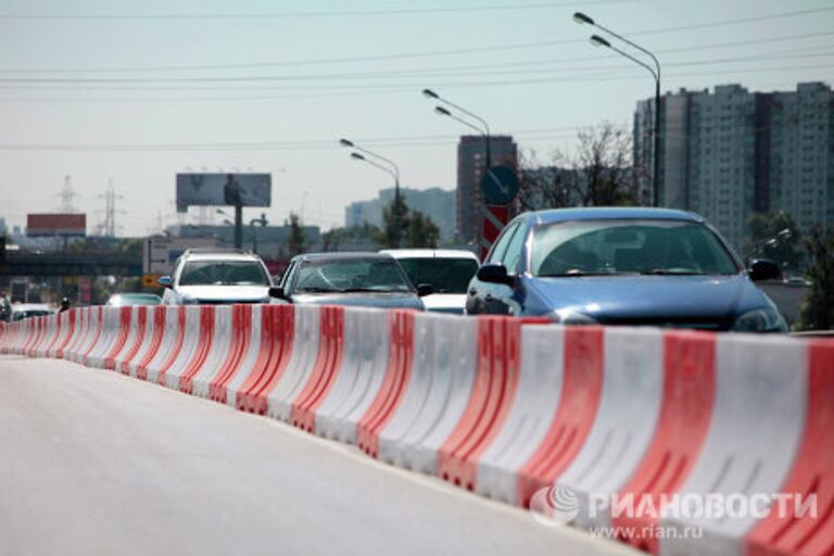 Затруднено движение на Ленинградском шоссе в связи с ремонтными работами на путепроводе Октябрьской железной дороги