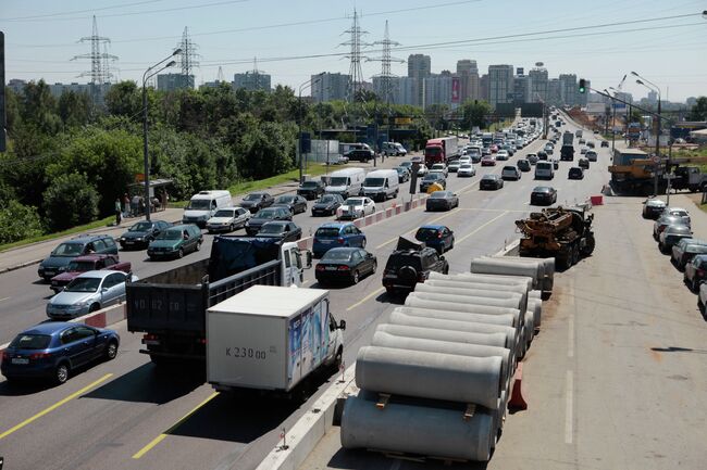 Затруднено движение на Ленинградском шоссе в связи с ремонтными работами на путепроводе Октябрьской железной дороги