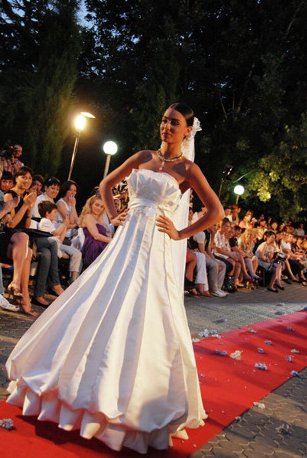 Показ свадебных нарядов на берегах Куры в Тбилиси 