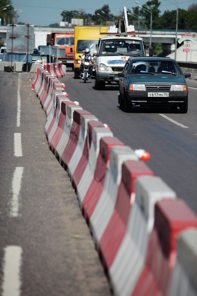 Затруднено движение на Ленинградском шоссе в связи с ремонтными работами на путепроводе Октябрьской железной дороги