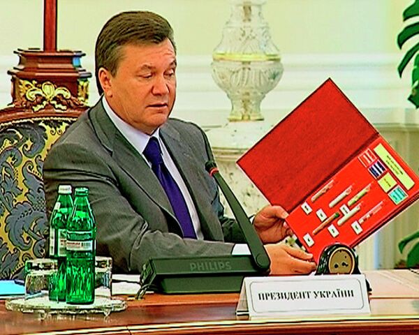 Янукович принес наркотики на встречу с министрами