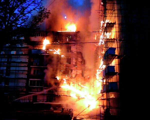 Крупный пожар в 60-квартирном жилом доме в Москве. Видео с места ЧП 