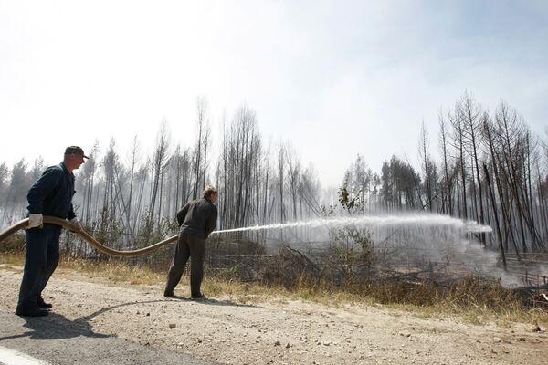 Тушение лесных пожаров в районе одного из участков федеральной трассы Вятка