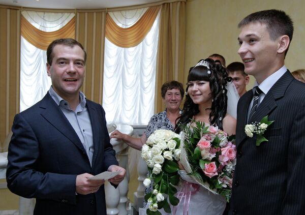 Дмитрий Медведев посетил Управление ЗАГСа Еврейской автономной области