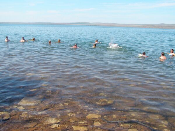 Отдыхающие на озере Шира 