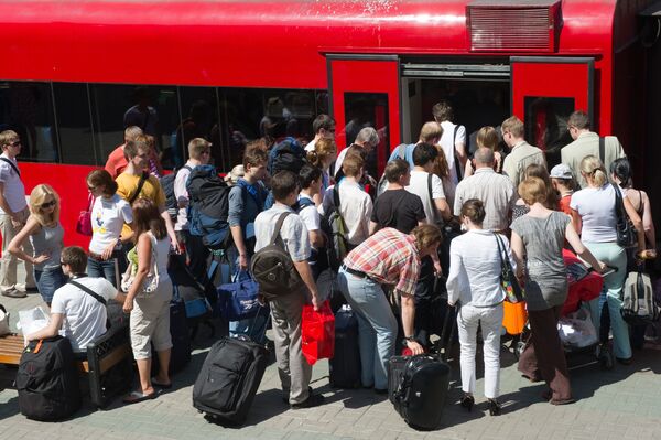 Пассажиры на платформе Белорусского вокзала у электрички компании Аэроэкспресс. Архив