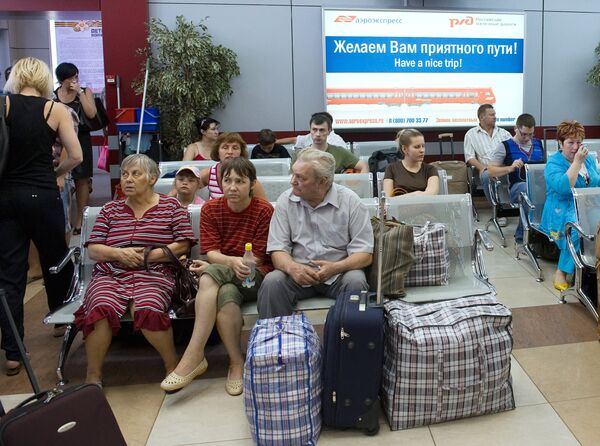 Пассажиры на Белорусском вокзале в ожидании электрички. Архив