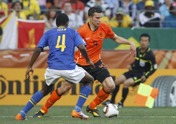 Форвард сборной Голландии по футболу Робин ван Перси (справа) в матче против бразильцев на ЧМ