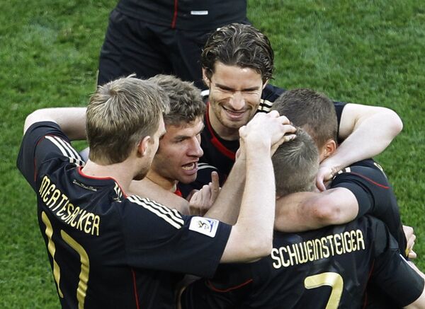 Футболисты сборной Германии праздунют гол в ворота аргентинцев в матче 1/4 финала ЧМ