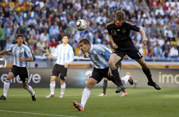 Томас Мюллер отправляет мяч в ворота аргентинцев в матче 1/4 финала ЧМ по футболу 