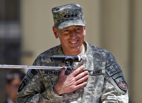 Американский генерал Дэвид Петреус официально принял командование воинскими контингентами НАТО, ISAF и США в Афганистан