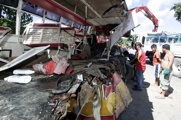 Автобус врезался в бетонное ограждение в центральной части Филиппин