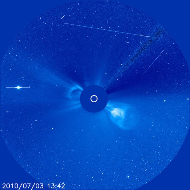 Корональные выбросы на Солнце 3 июля 2010 года. Снимок коронографа LASCO C3 на борту космической солнечной обсерватории SOHO