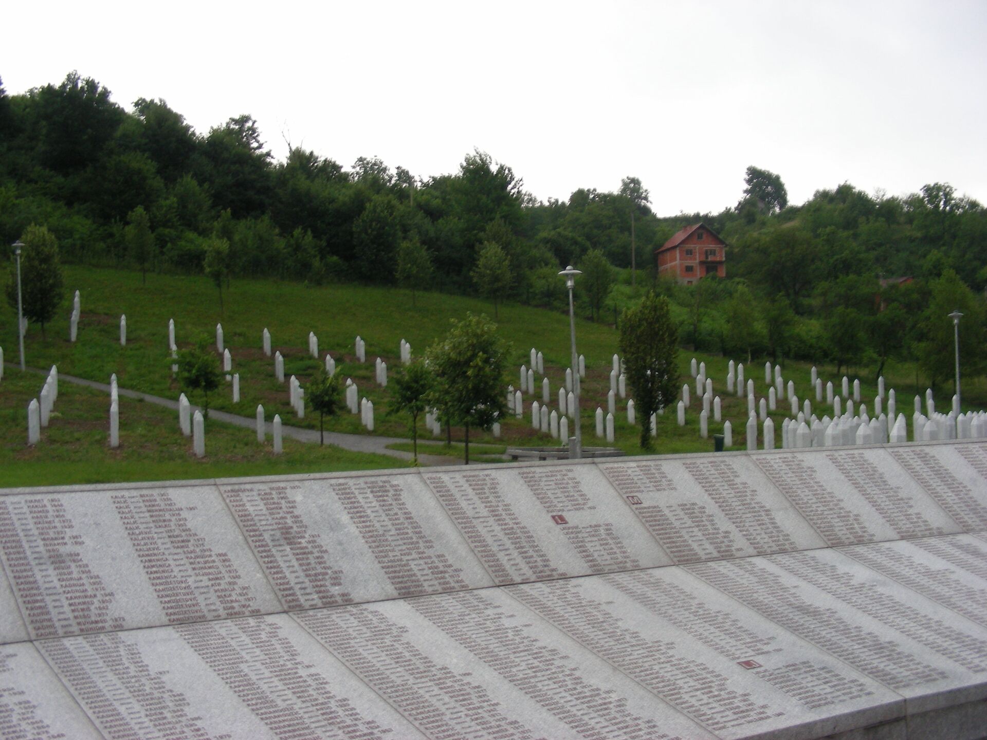Мемориальный центр жертв геноцида в Сребренице. Поточари (муниципалитет Сребреница) - РИА Новости, 1920, 15.04.2024