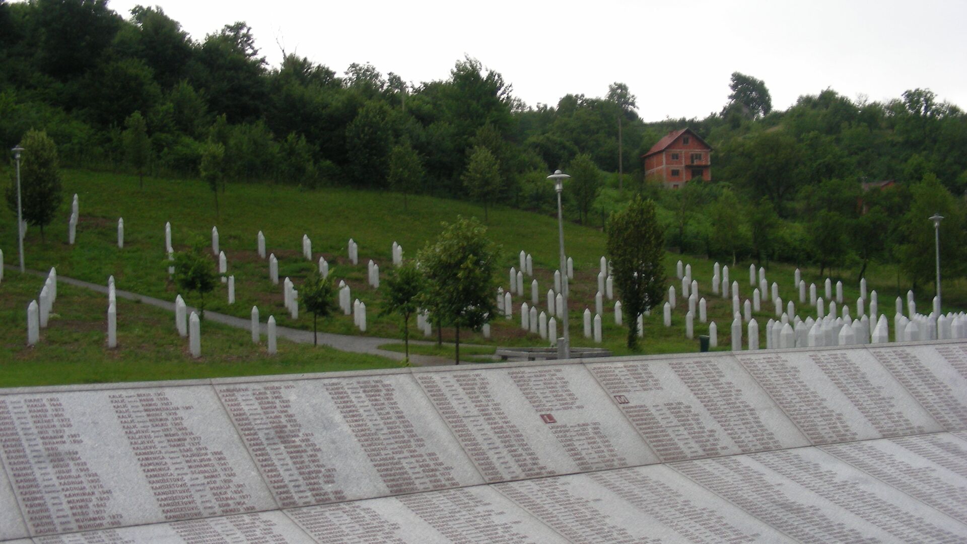 Мемориальный центр жертв геноцида в Сребренице. Поточари (муниципалитет Сребреница) - РИА Новости, 1920, 08.04.2024