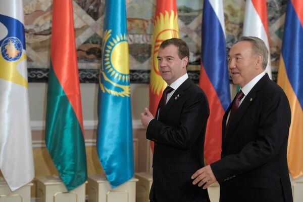 Президент РФ Дмитрий Медведев и президент Казахстана Нурсултан Назарбаев (слева направо) перед началом заседания Межгосударственного совета Евразийского экономического сообщества в Астане