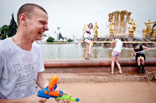 Жара в Москве, флешмоб по обливанию друг-друга водой, приуроченный ко дню Ивана Купалы