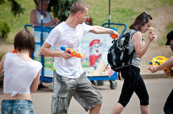 Жара в Москве, флешмоб по обливанию друг-друга водой, приуроченный ко дню Ивана Купалы