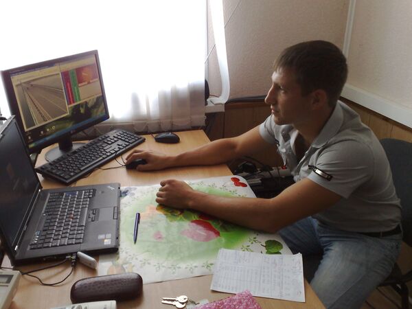 Диспетчер следит за показаниями датчиков ускорения колебаний конструкций моста в Волгограде.
