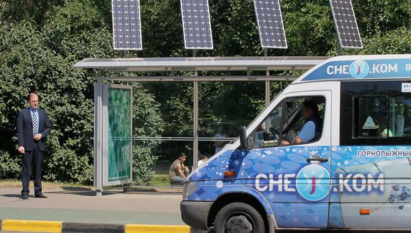 Автобусная остановка на солнечных батареях в Москве, архивное фото