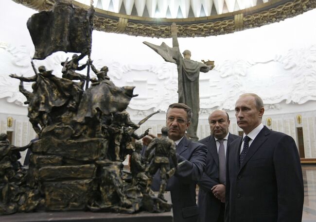 Премьер-министр РФ Владимир Путин ознакомился с лучшими проектами памятника В борьбе против фашизма мы были вместе. Архив