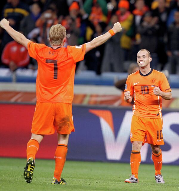 Футболисты сборной Нидерландов после победы над Уругваем в 1/2 финала ЧМ-2010