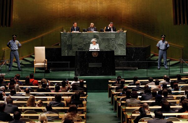 Елизавета II во время выступления в штаб-квартире ООН в Нью-Йорке