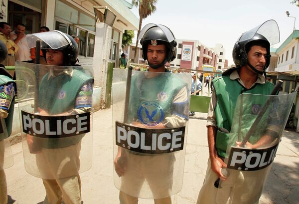 Египетская полиция у здания  компании Arab Contractors