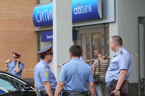 Сотрудники правоохранительных органов работают в отделении Сити-банка, где был совершен вооруженный налет
