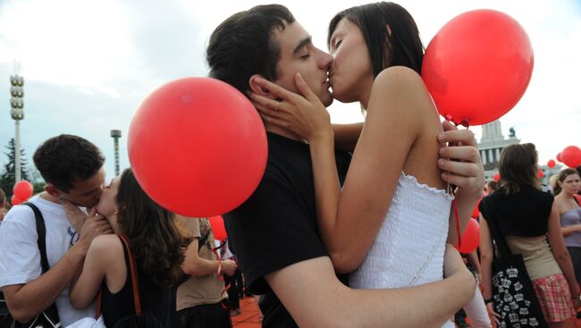 Международный день поцелуя в Москве. Архив