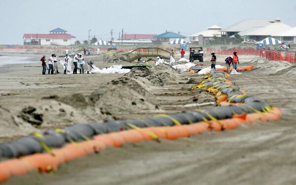 Очистка берегов от нефтяного загрязнения в резултате аварии на платформе BP
