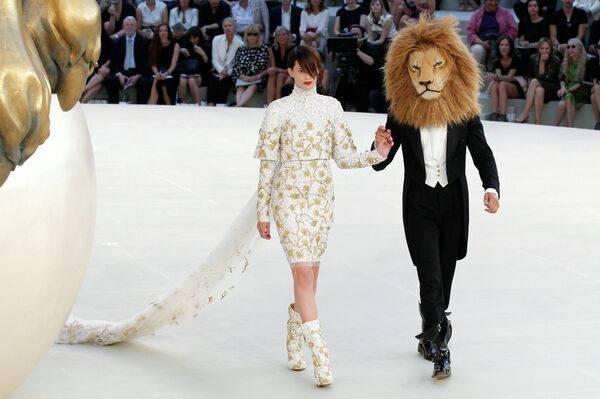 Коллекция haute couture дома Chanel на неделе моды в Париже