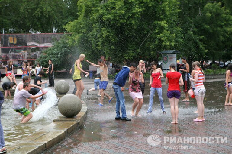 В День Ивана Купала в Новосибирске по традиции разворачиваются мокрые баталии