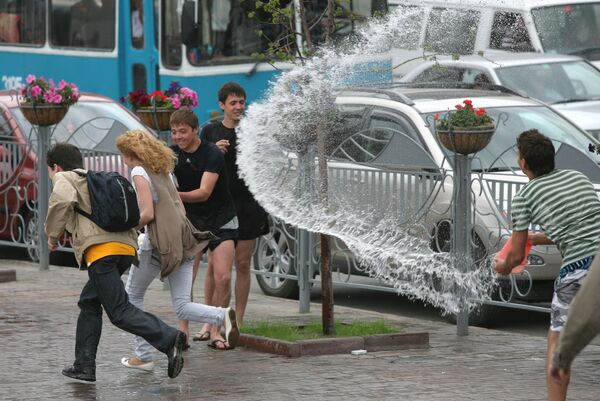 В День Ивана Купала в Новосибирске по традиции разворачиваются мокрые баталии