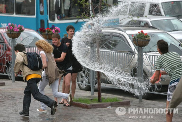 В День Ивана Купала в Новосибирске по традиции разворачиваются мокрые баталии