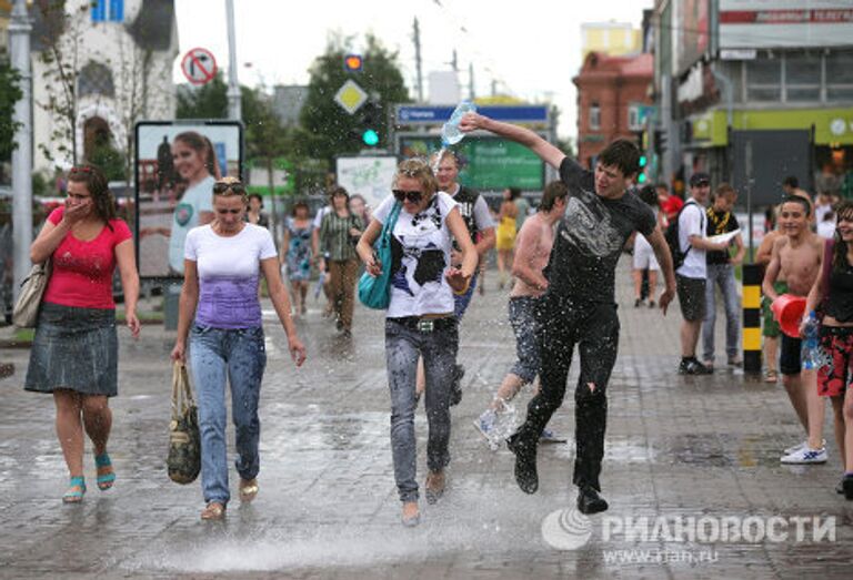 В День Ивана Купала в Новосибирске по традиции разворачиваются мокрые баталии