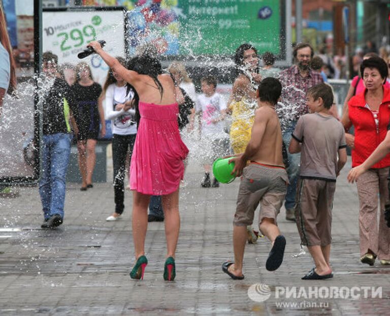 В День Ивана Купала в Новосибирске по традиции разворачиваются мокрые баталии