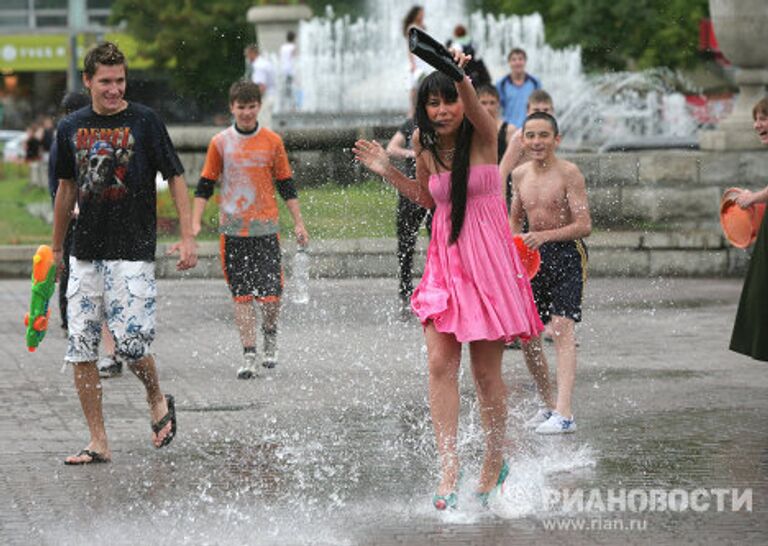 В День Ивана Купала в Новосибирске по традиции разворачиваются мокрые баталии