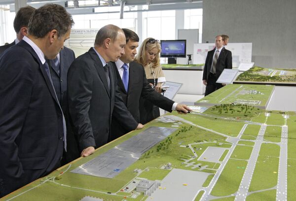 Премьер-министр РФ В.Путин осмотрел стенды о развитии аэропортовой сети в РФ