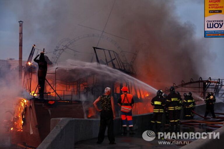 Пожар в плавучем ресторане Мама Зоя в центре Москвы