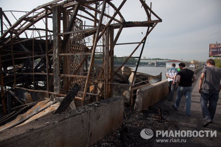 Сгоревший плавучий ресторан Мама Зоя