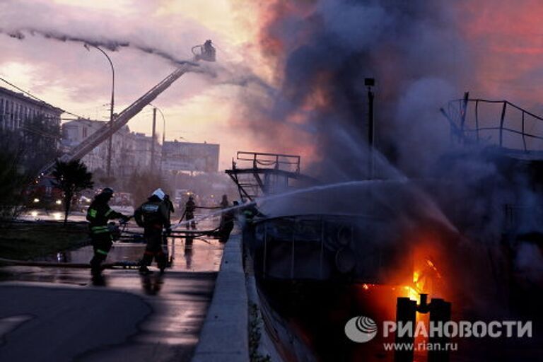 Пожар в плавучем ресторане Мама Зоя в центре Москвы